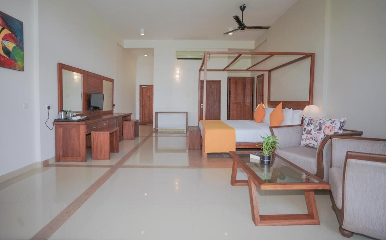 Breeze Pasikudah Hotel Passikudah Exterior photo