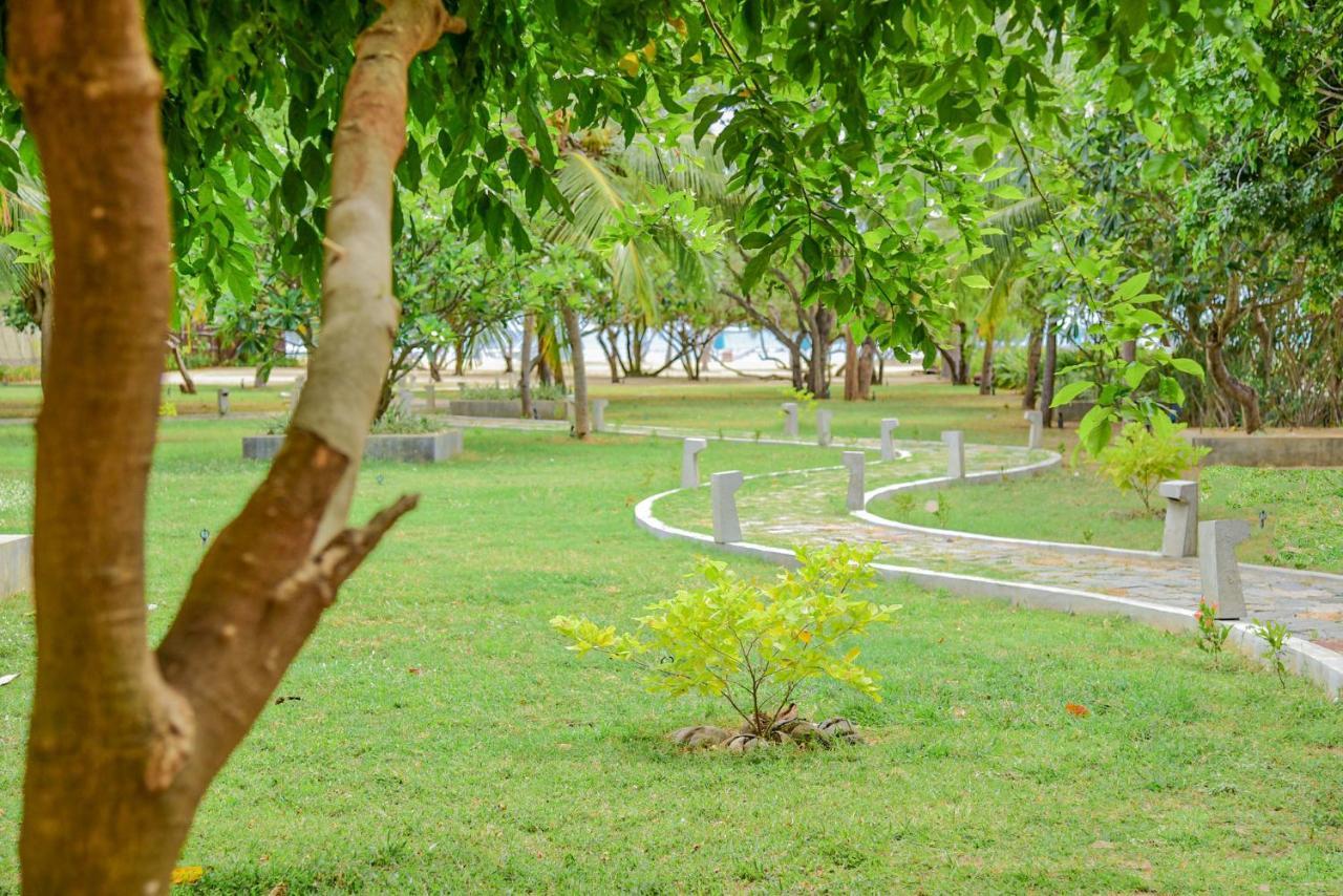 Breeze Pasikudah Hotel Passikudah Exterior photo